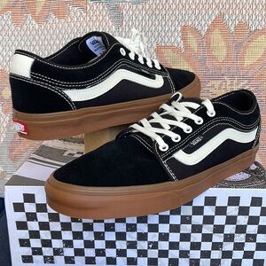 Vans WMNS Chukka Low Sidetripe
Black/Gum
VN0A5KQZB9M Snickers